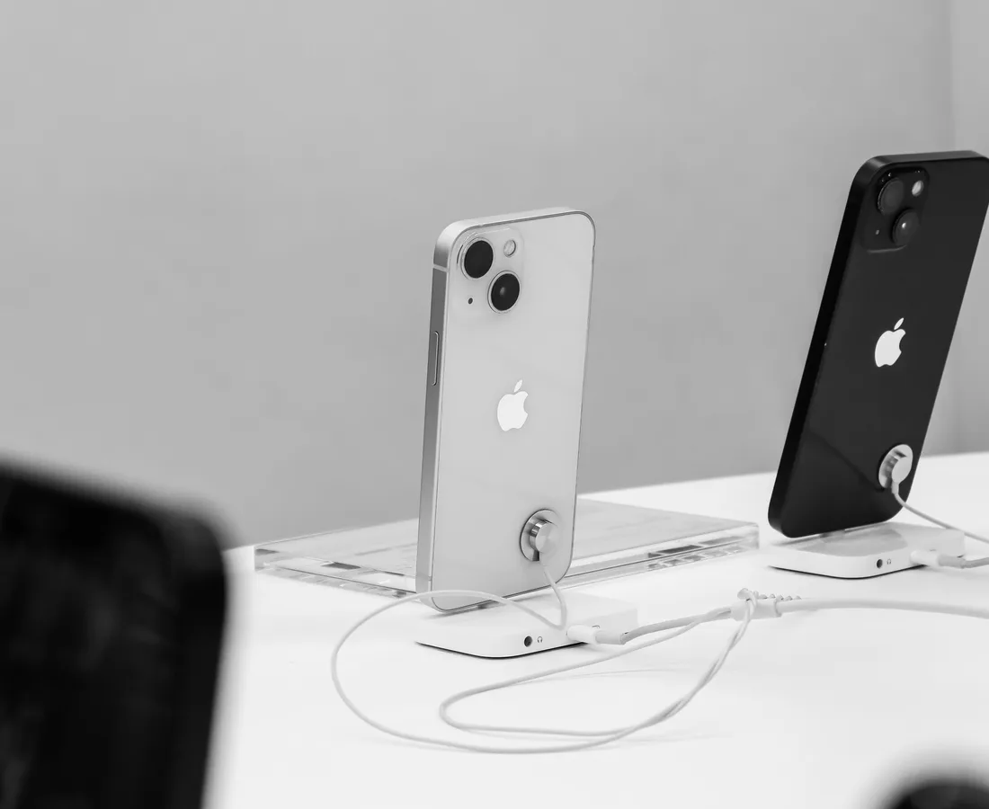 Två iPhones på display i en mobilbutik