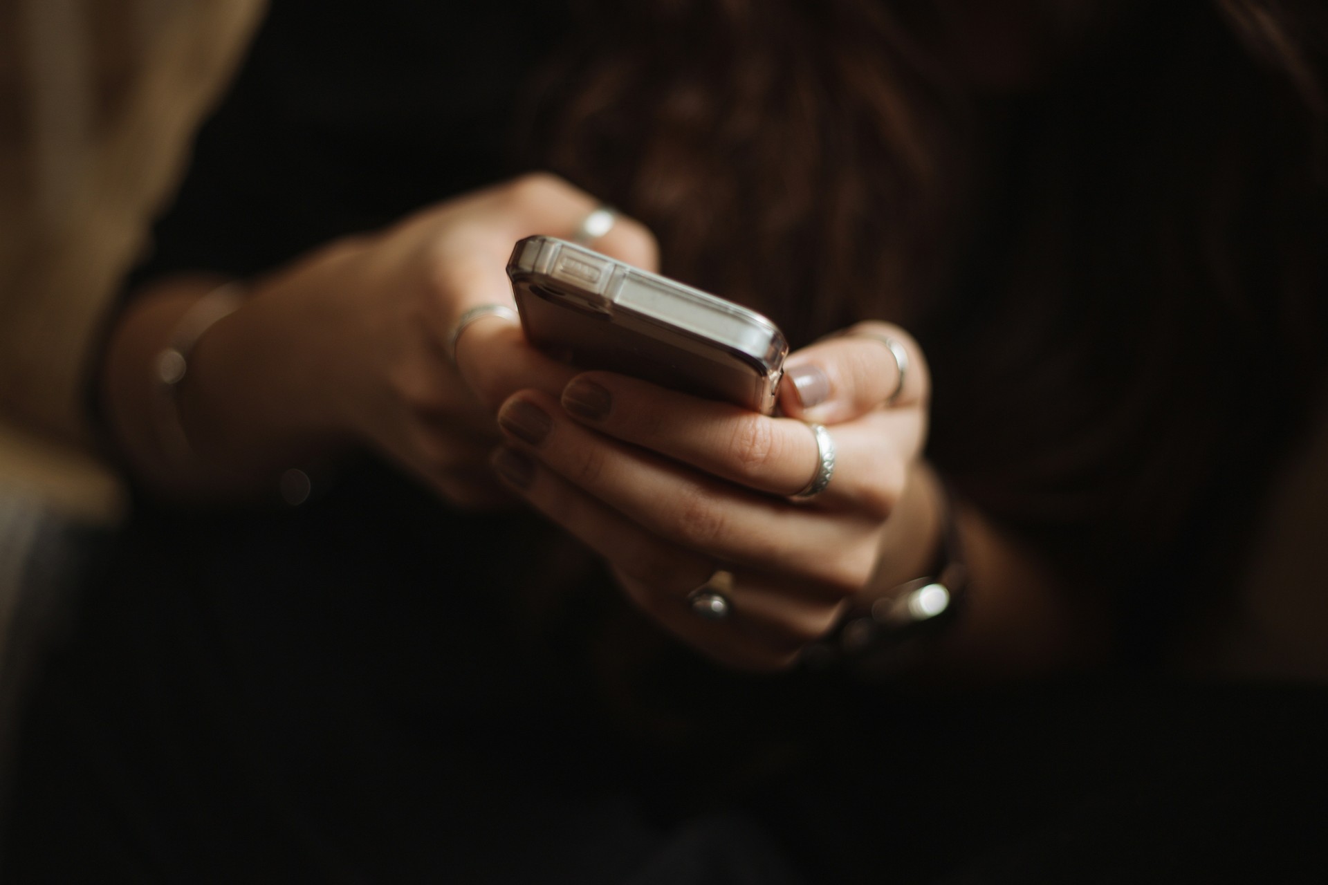 Person som använder en mobiltelefon